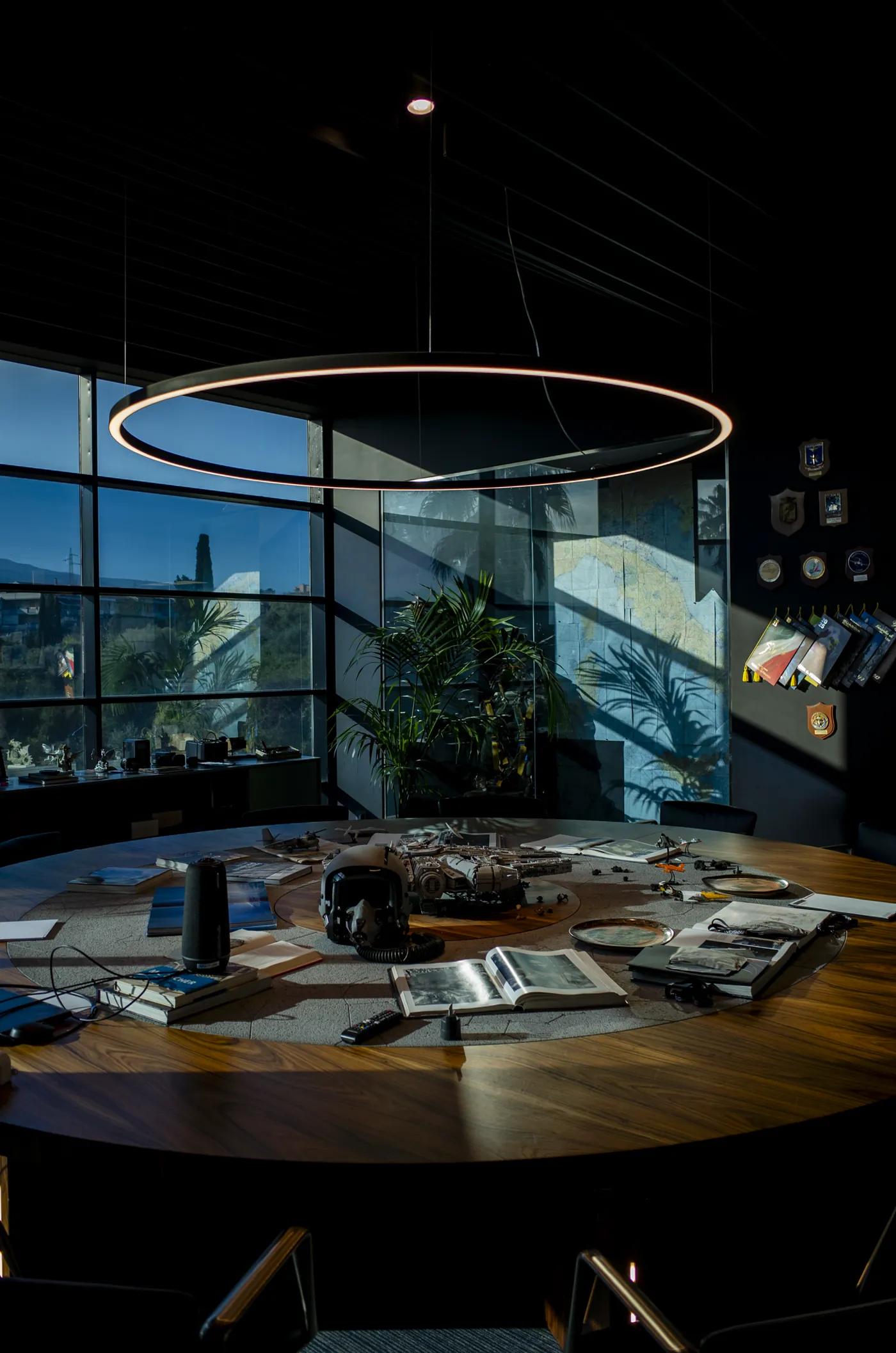 Zeus Executive Room: round wooden table under a ring-shaped light